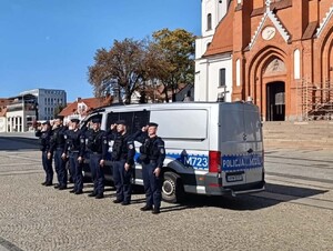 policjacni podczas oddawania honoru