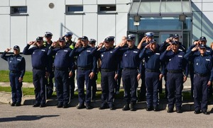 policjacni podczas oddawania honoru