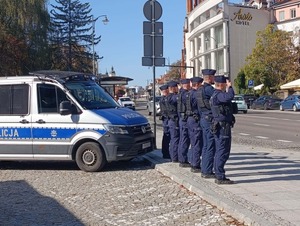 policjacni podczas oddawania honoru