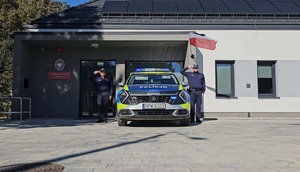 policjacni podczas oddawania honoru