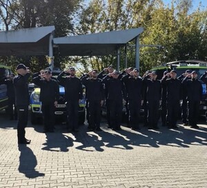 policjacni podczas oddawania honoru