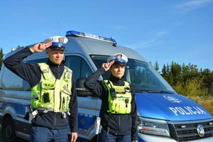 policjacni podczas oddawania honoru