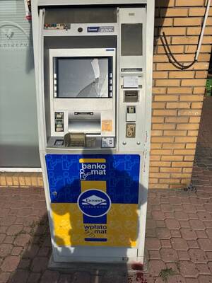 Zniszczony ekran bankomatu