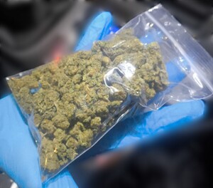 Zabezpieczona marihuana w strunowym woreczku foliowym