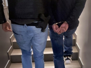 policjanci z zatrzymanym