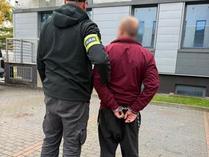 policjanci z zatrzymanym