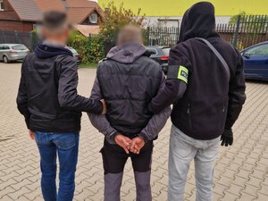 policjanci z zatrzymanym