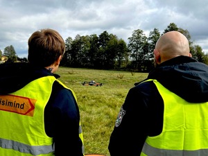 policjacni podczas szkolenia z dronami
