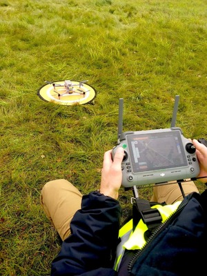 policjacni podczas szkolenia z dronami