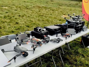 policjacni podczas szkolenia z dronami