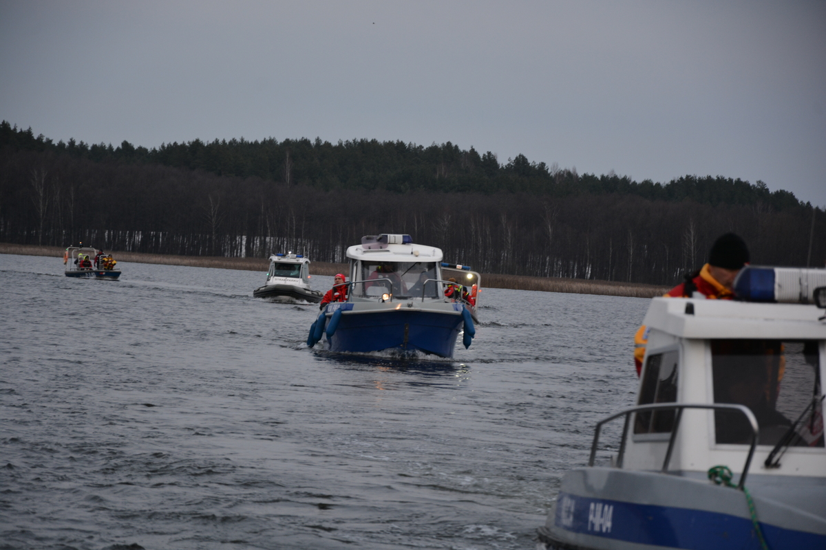 Szkolenie służb na Jeziorze Wigry w ekstremalnych warunkach pogodowych